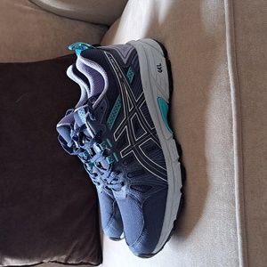 Womens Asics gel venture 7 size 8 wide sneaker.